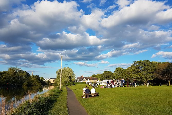 Bike Tour Along The Historic Waterways Of Dublin - Lunch at John Kavanagh, The Gravediggers