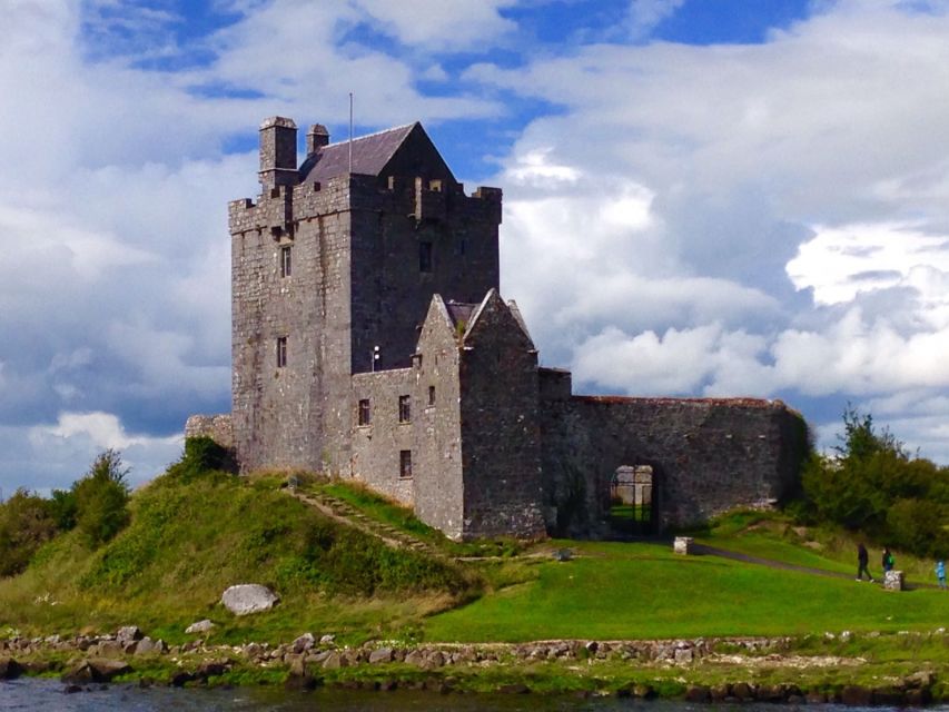 Cliffs of Moher and Galway Tour in Italian or Spanish - Leaving Dublin and crossing Ireland
