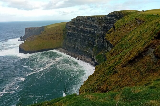 Cliffs of Moher and Wild Atlantic Way Private Tour: From Dublin - Dunguaire Castle and the Kinvarra photo stop