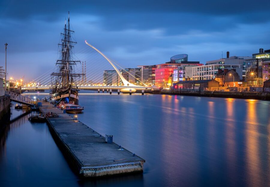 Dublin: Big Bus Panoramic Night Tour with Live Guide - Merrion Square and Oscar Wilde