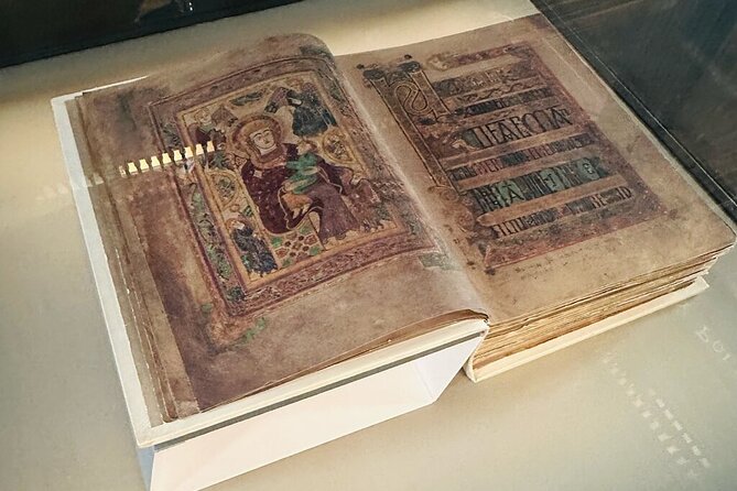 Dublin Book of Kells, Castle and Molly Malone Statue Guided Tour - How Much Walking Should You Expect?
