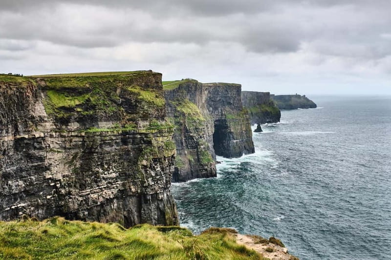 Dublin: Cliffs of Moher, Bunratty Castle and Ennis Day Trip - A short break at Barack Obama Plaza