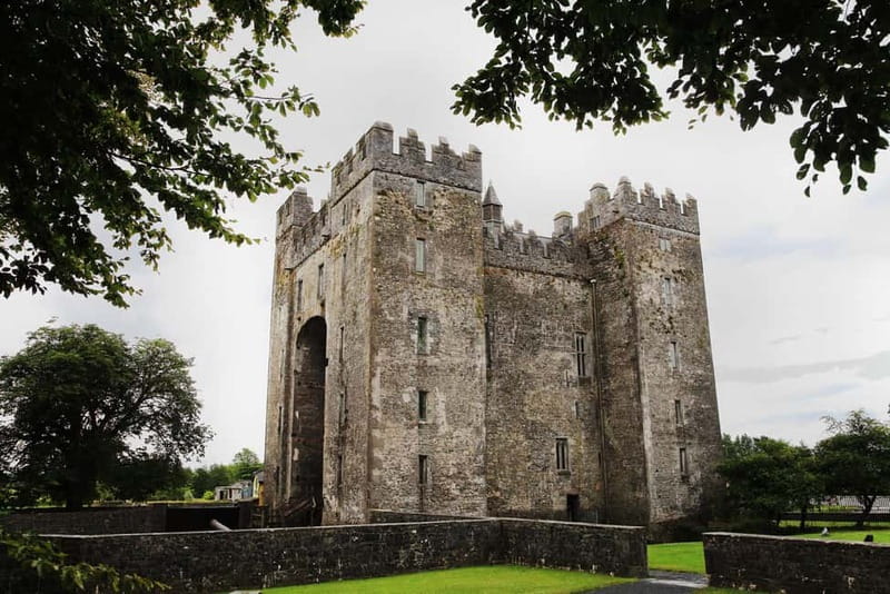 Dublin: Cliffs of Moher, Bunratty Castle and Ennis Day Trip - Bunratty Castle and 105 minutes of medieval Ireland