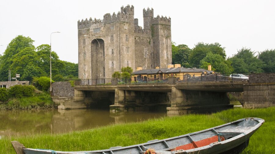 Dublin: Cliffs of Moher, Ennis, & Bunratty Castle Day Tour - Guides can make or break this format