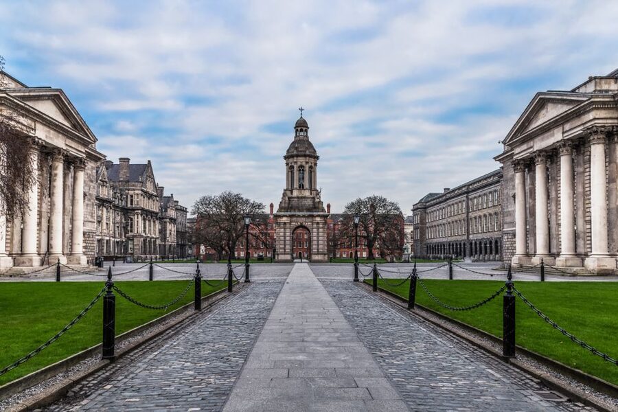Dublin: Fast-Track Book of Kells Ticket & Dublin Castle Tour - Seeing the Book of Kells up close