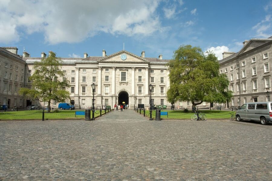 Dublin: Fast-Track Book of Kells Ticket & Dublin Castle Tour - Molly Malone and the walk through Dublin