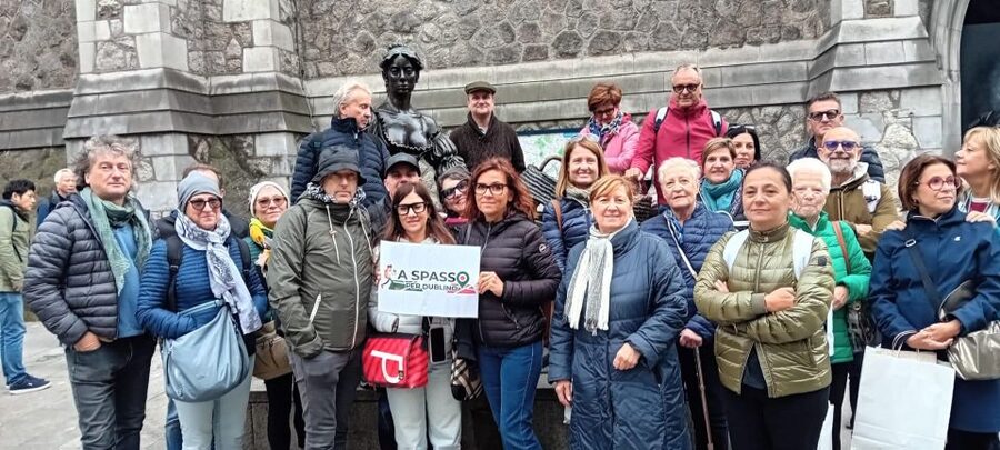 Dublin Highlights: 2.45-Hour Walking Tour in Italian - Dublin Castle and the long shadow of British rule