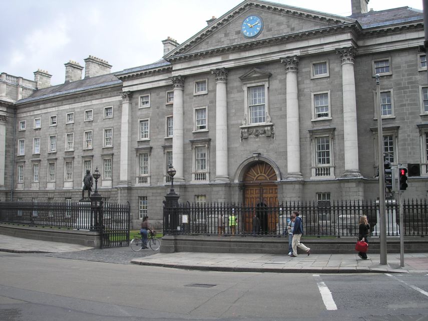 Dublin: Highlights and Hidden Corners Walking Tour - Dublin Castle grounds and the medieval quarter