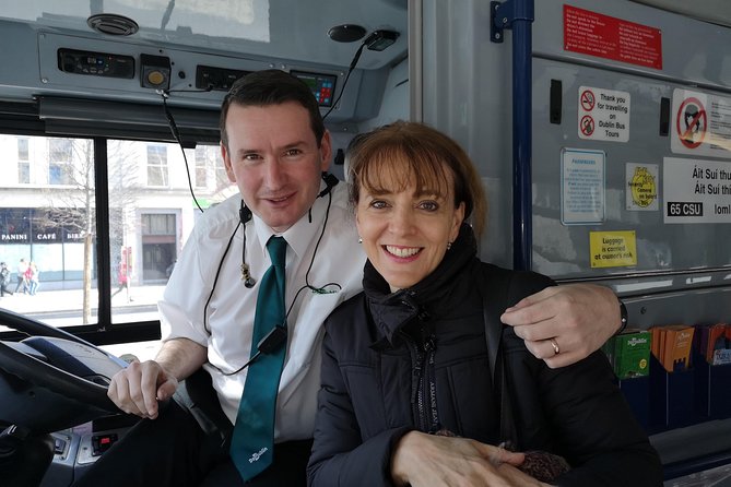Dublin Hop-on Hop-off Bus Tour - Live Tour auf Deutsch - St. Stephen’s Green, Trinity, and Oscar Wilde
