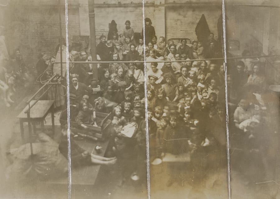 Dublin: Irish Famine Exhibition Entry Ticket - Newspapers, Letters, And A Cast Iron Soup Pot