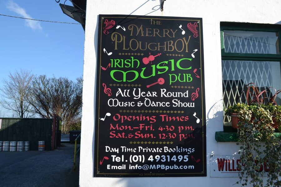 Dublin: Irish Night Show at the Merry Ploughboy Pub - Irish stepdancing on a compact stage