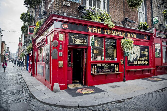 Dublin Old Town: Famous Pubs Exploration Game and Tour - Key details before you book