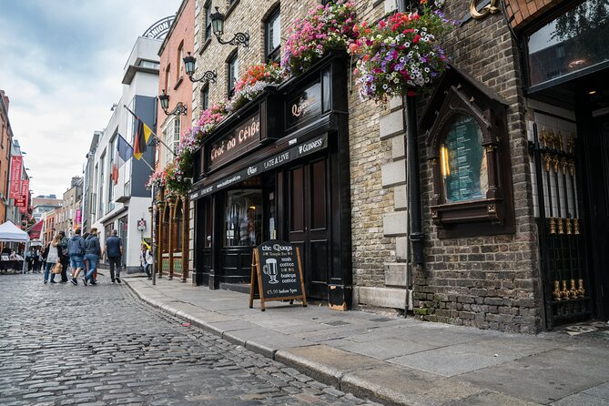 Dublin Old Town: Famous Pubs Exploration Game and Tour - Finishing at Toners