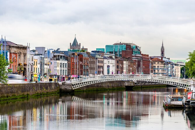 Dublin Old Town: Famous Pubs Exploration Game and Tour - Starting at The Brazen Head