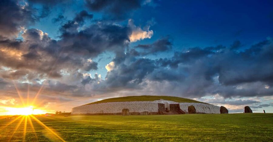 Dublin: Private Boyne Valley and Trim Castle Day Tour - Knowth, Dowth, and the wider Brú na Bóinne area