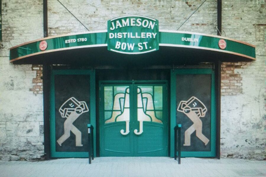 Dublin: Skip-the-Line Guinness and Jameson Whiskey Tour - The walk through Dublin and The Brazen Head