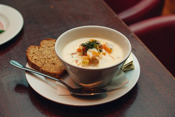 Dublin Traditional Irish 3 Course Meal Walking Tour with Local - The guides make or break the evening