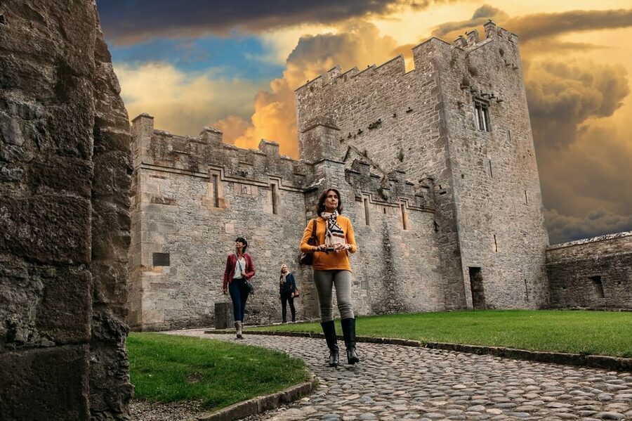 From Dublin:Cork,Cahir Castle,Rock of Cashel Tour in Spanish - The essential points at a glance