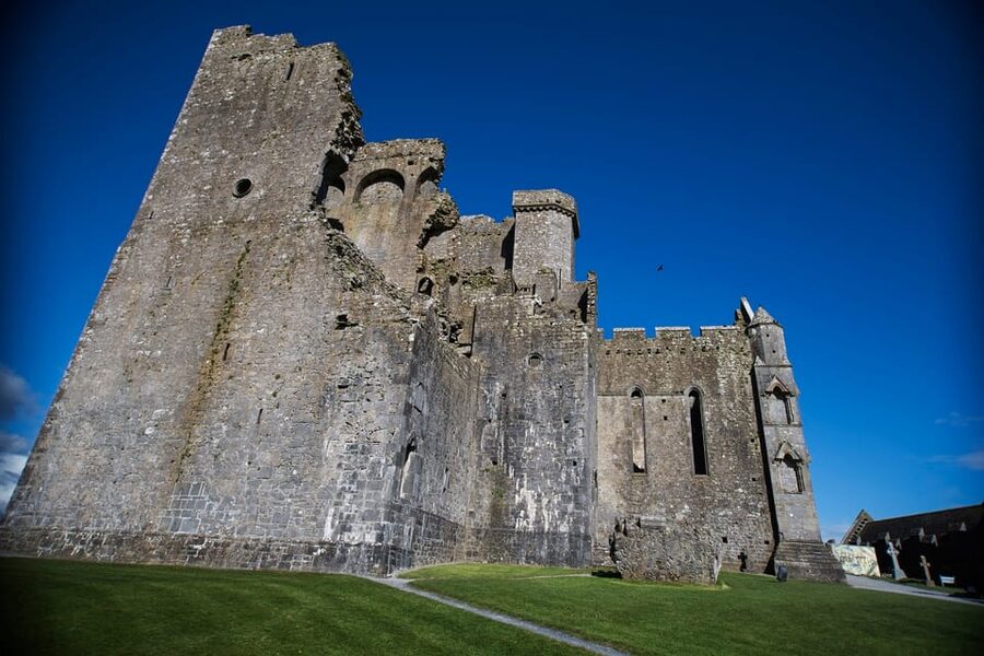 From Dublin:Cork,Cahir Castle,Rock of Cashel Tour in Spanish - The Rock of Cashel and its dramatic final stop