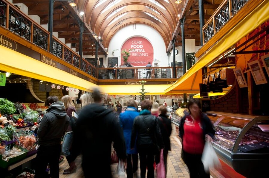From Dublin:Cork,Cahir Castle,Rock of Cashel Tour in Spanish - Cahir Castle, a fortress on the Suir