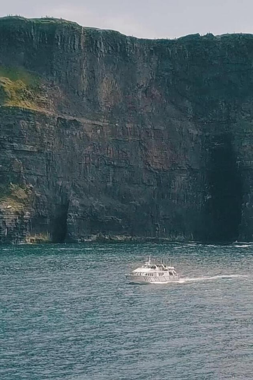 From Dublin: Galway + Cliffs of Moher Boat Cruise in Spanish - The road to Doolin through County Clare