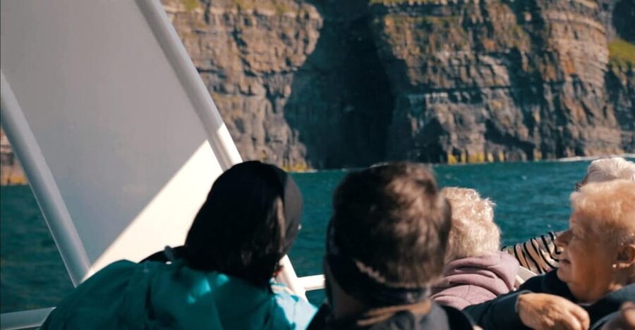 From Dublin: Galway + Cliffs of Moher Boat Cruise in Spanish - The 8:00 departure from Burgh Quay
