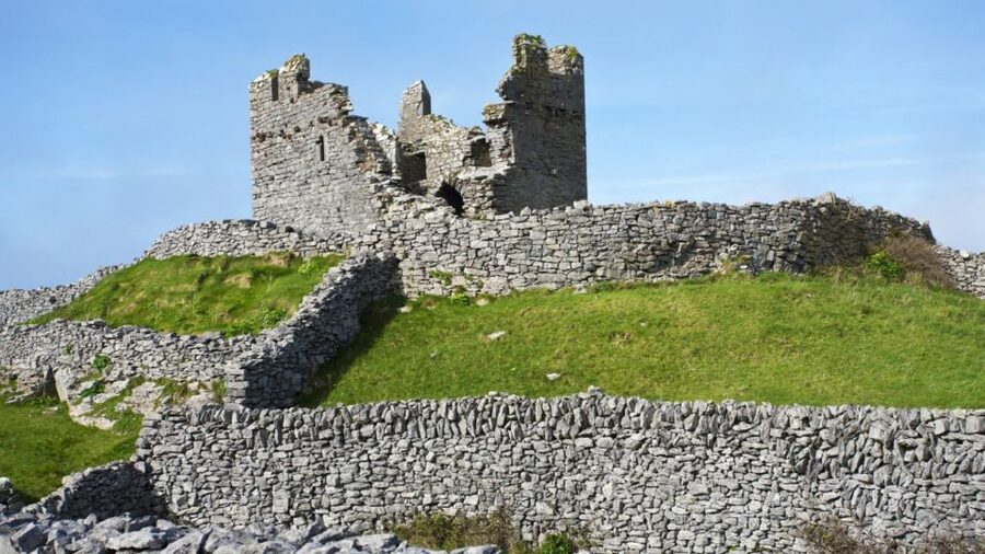 From Galway: Day Trip to Inisheer with Bike or Bus Tour - Tea, coffee, and scones with island residents