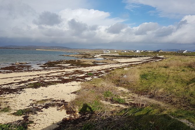 From Galway: Guided tour of Connemara with 3 hour stop in Kylemore Abbey - Lough Inagh and the return through Connemara