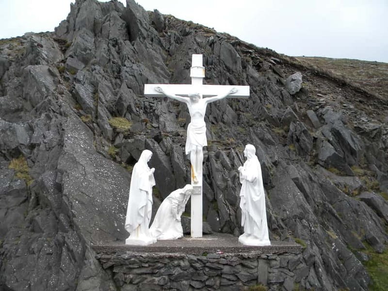 From Killarney: Dingle and Slea Head Peninsula Day Tour - Dingle town, harbor life, and a proper lunch break