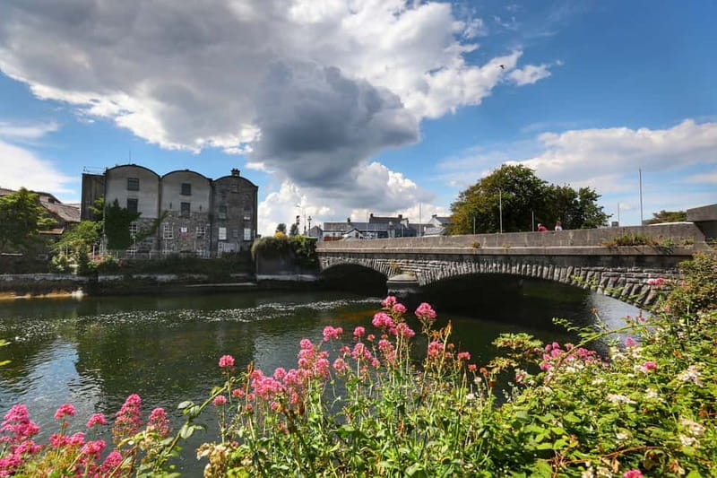 Galway City Walk: Rougues, Rebels and Rakes - The Spanish Arch, Fishmarket Square, and the Claddagh