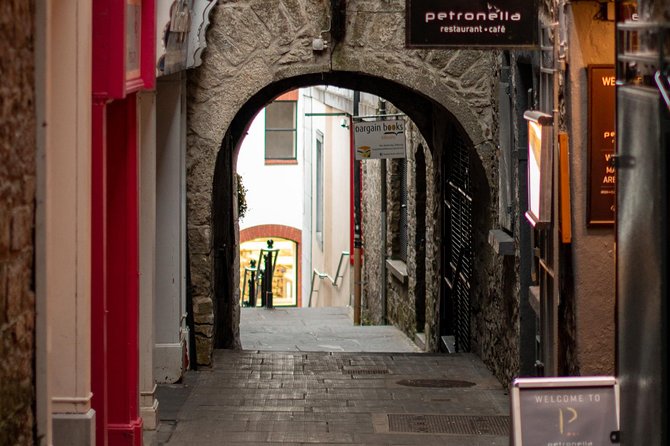 Guided tour of Kilkenny in French with an Irish guide - Butter Slip, a medieval lane with atmosphere