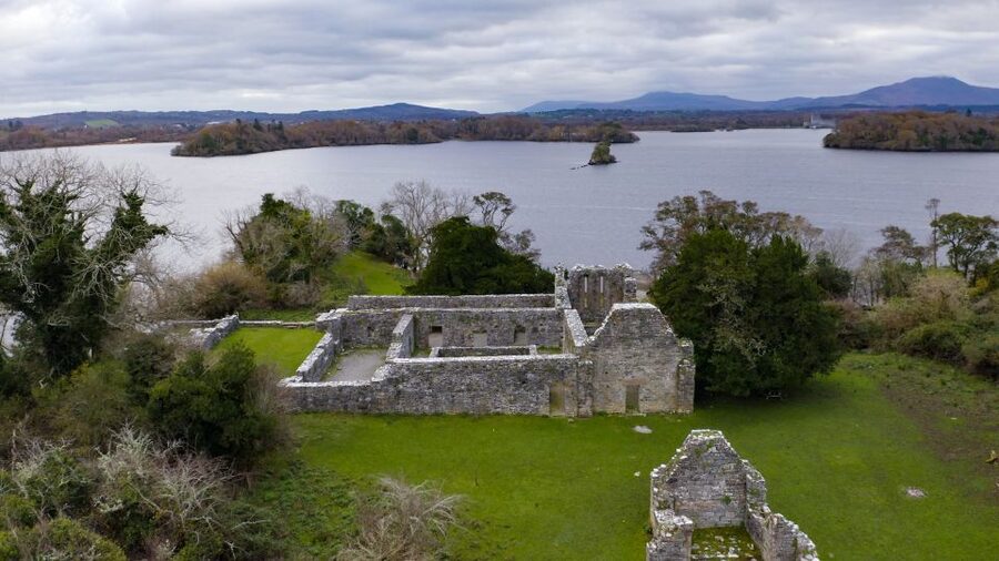 Killarney: Guided Boat Tour to Innisfallen Island - Private beaches, wildlife, and the 21-acre island