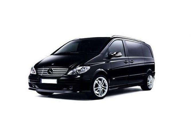 Private Transfer from Dublin city Center to Dublin airport One way Minivan - Pickup From a Central Dublin Address