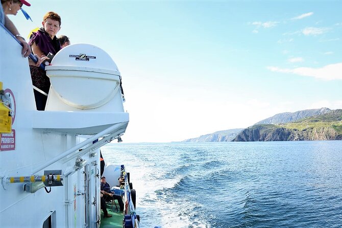 Slieve League cliffs cruise. Donegal. Guided. 1 ¾ hours. - Teelin Bay, Carrigan Head, and the first sight of Sliabh Liag