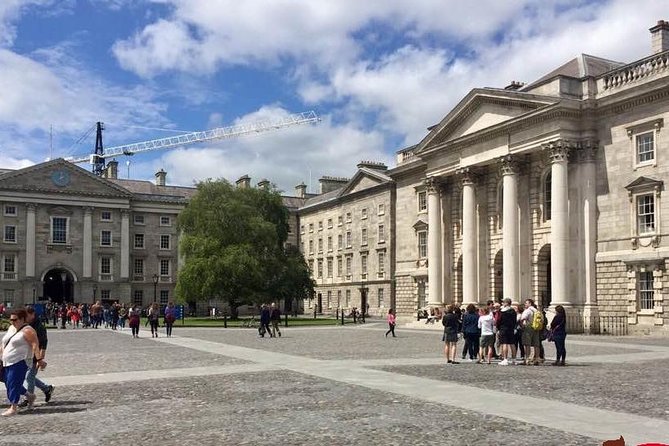 Tour a piedi di Dublino in Italiano - Starting at Trinity College on College Green