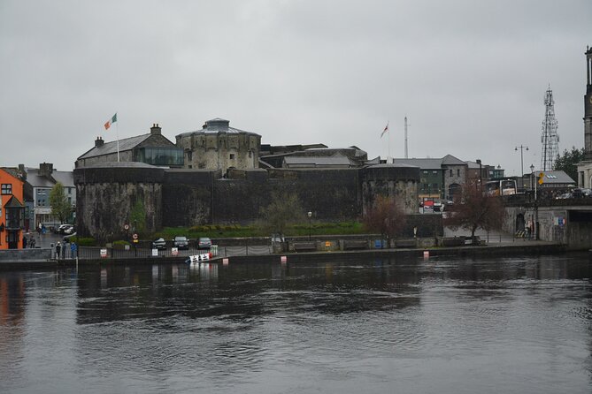 Tullamore Distillery, Athlone and Clonmacnoise from Galway - Sean’s Bar, a historic pub stop