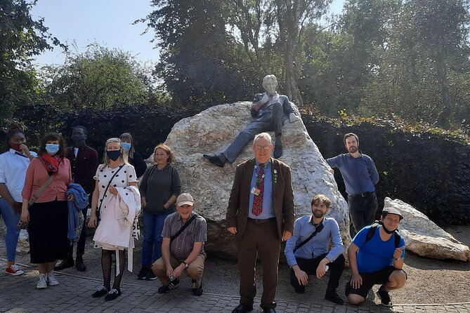 Walking tour in Merrion Square Park - Dublin Rogues Tour - Dave Kavanagh’s storytelling style