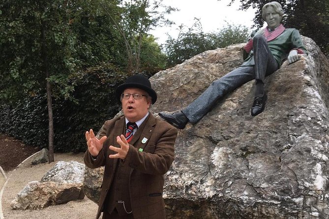Walking tour in Merrion Square Park - Dublin Rogues Tour - Starting with Oscar Wilde’s monument