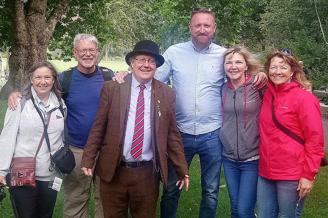 Walking tour in Merrion Square Park with a pint of Guinness Dublin Rogues Tour - Oscar Wilde and the personal side of the story
