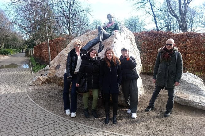 Walking tour in Merrion Square Park with a pint of Guinness Dublin Rogues Tour - The Guinness stop at O’Donoghue’s